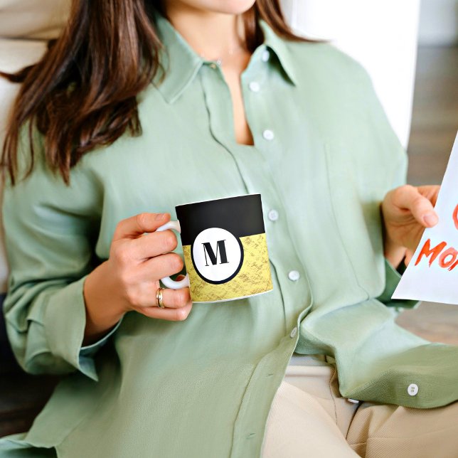 Faux Guld Black Monogram första kaffe Mugg (Skapare uppladdad)