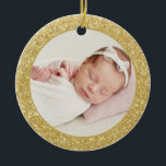 Faux Guld Glitter Baby första julfotfoto Julgransprydnad Keramik<br><div class="desc">Lägg till gnistra och skina till Julgran med den här festliga anpassningsbarna baby, första julfotodekorationen. Den har faux guld glitter med klassisk typografi. Anpassa genom att lägga till foton, Julhälsningar, namnteckning år och familj. Känn ditt favoritfoto från baby med den här glitter julfotodesignen. Den här baby-fotoornamenten blir perfekt som julklapp....</div>