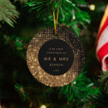 Faux Guld Glitter & Black Newlyged julfoto Julgransprydnad Keramik<br><div class="desc">Vår första jul som Mr och Mrs...  nya milstolpe fotoornament. En minimalistisk typografi och en slående utformning av guld glitter,  perfekt för en elegant och modern julprydnad.</div>