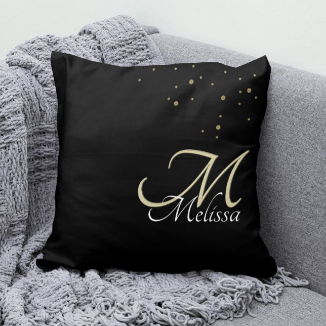 Faux Guld Glitter + Embossed Guld Monogram Black Kudde (Gold Monogram Pillow with Your Name and Faux Gold Glitter Confetti)