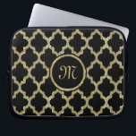 Faux Guld Glitter Quatrefoil Ikat Mönster Laptop Fodral<br><div class="desc">Faux guld och diamanter glitter quatrefoil Ikat geometric mönster över anpassningsbarnas svarta bakgrund som kan ändras på webbplatsen. Klistra in övergripande toner. Många kombinationer av färg finns tillgängliga och många kan skapas på webbplatsen. Om du behöver hjälp med att anpassa någon av mina designers kontaktar du ArtOnWear-designern. Kostnadsfri textformatering med...</div>