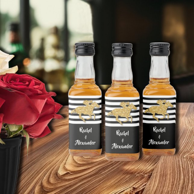 Faux Guld Glitter Racehorse on Black Rand Mini Spritflaskor Etikett (Faux gold glitter racehorse on black and white stripes mini liquor bottle labels personalized)