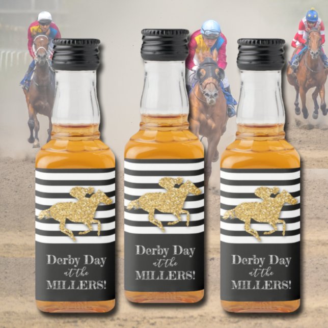 Faux Guld Glitter Tävling Horse on Black Rand Spritflaskor Etikett (Derby gold faux glitter racehorse on black and white stripes mini liquor bottle labels)