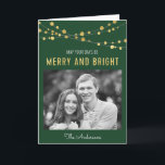 Faux Guld Grönt Merry & Bright Ljus Photo Helgkort<br><div class="desc">Lodrät Helgdag Fotohälsningskort med faux guld ljus mot grönt med ord "Må dina dagar vara ärliga och ljusa". Det är det perfekta hälsningskortet för julen och helgdagarna för nya år. Ta en titt på andra matchande helgdagskort- och party-varor här http://www.zazzle.com/collections/merry_and_bright_faux_gold_lights_holidays-119265961755269852?rf=238364477188679314 Anpassa den genom att ersätta platshållartexten och ersätta exemplaret/platshållarfotot med...</div>
