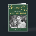 Faux Guld Grönt Merry & Bright Ljus Photo Helgkort<br><div class="desc">Lodrät Helgdag Fotohälsningskort med faux guld ljus mot grönt med ord "Må dina dagar vara ärliga och ljusa". Det är det perfekta hälsningskortet för julen och helgdagarna för nya år. Ta en titt på andra matchande helgdagskort- och party-varor här http://www.zazzle.com/collections/merry_and_bright_faux_gold_lights_holidays-119265961755269852?rf=238364477188679314 Anpassa den genom att ersätta platshållartexten och ersätta exemplaret/platshållarfotot med...</div>
