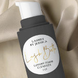 Faux Guld & White Script Logotyp Lash Bath Cleanse Runt Klistermärke<br><div class="desc">Gör din chic i lashbadet i flaskor extra med denna luxuriösa faux guld och vita lash-rengöringsmedel designa. Med den här guld-folieeffekten i elegant kan du rengöra oljeutdragsetiketten för så att du kan redigera text, färg i bakgrunden och till och med infoga logotypen så att du kan göra en egen personlig-förpackning...</div>