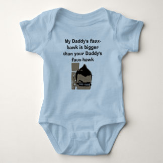 Faux-hawk_FLAT min papporfaux-hök är större… T Shirt