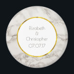 Faux Marble Alabaster Taupe Tan Modern Bröllop Magnet<br><div class="desc">En personlig bröllop memento magnet med elegant FAUX marble alabaster-bakgrund struktur. Taupe/tan och kräm färg blandas ihop och skapar intressant mönster för ett klassbart modernt utseende. Anpassa med din namn och bröllop-dejt i en vit cirkel med FAUX guld foil gräns.</div>