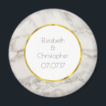 Faux Marble Alabaster Taupe Tan Modern Bröllop Magnet<br><div class="desc">En personlig bröllop memento magnet med elegant FAUX marble alabaster-bakgrund struktur. Taupe/tan och kräm färg blandas ihop och skapar intressant mönster för ett klassbart modernt utseende. Anpassa med din namn och bröllop-dejt i en vit cirkel med FAUX guld foil gräns.</div>