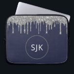 Faux Navy Blue Silver, Glitter Monogram Laptop Fodral<br><div class="desc">Silver och marinblå faux-droppar Glitter och Gnistra Elegant Monogrammed Initialer Fodral. Fodral kan anpassas så att det omfattar ditt första och första namn.</div>