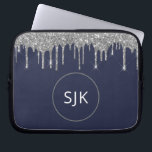 Faux Navy Blue Silver, Glitter Monogram Laptop Fodral<br><div class="desc">Silver och marinblå faux-droppar Glitter och Gnistra Elegant Monogrammed Initialer Fodral. Fodral kan anpassas så att det omfattar ditt första och första namn.</div>