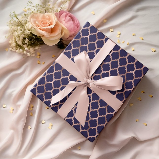 Faux Ro Gold Foil och Navy Blue Quatrefoil Presentpapper (Faux Rose Gold Foil and Navy Blue Quatrefoil Wrapping Paper)