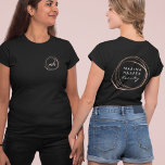 Faux Ro Guld Abstrakt Logotyp T Shirt<br><div class="desc">Den här chicen är designad för att matcha vår samling av Logotyper för Abstrakt och innehåller ditt namn eller ditt företag namn som omges av en logotyp i abstrakten i faux-ro-folie. Anpassa framsidan med en mindre logotyp med ditt monogram eller initialer inuti.</div>