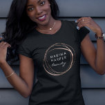 Faux Ro Guld Abstrakt Logotyp T Shirt<br><div class="desc">Den här chicen är designad för att matcha vår samling av Logotyper för Abstrakt och innehåller ditt namn eller ditt företag namn som omges av en logotyp i abstrakten i faux-ro-folie.</div>