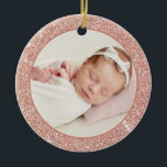 Faux Ro Guld Glitter Baby, första julfoto Julgransprydnad Keramik<br><div class="desc">Lägg till gnistra och skina till Julgran med den här festliga anpassningsbarna baby, första julfotodekorationen. Den har samma typiska karaktär som ro guld glitter. Anpassa genom att lägga till foton, Julhälsningar, namnteckning år och familj. Känn ditt favoritfoto från baby med den här glitter julfotodesignen. Den här baby-fotoornamenten blir perfekt som...</div>