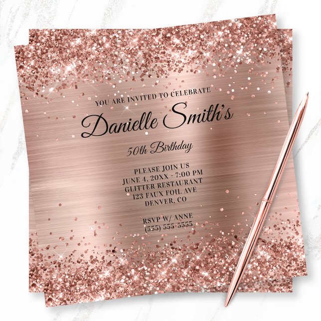Faux Ro Guld Glitter Foil Monogram 50:e födelsedag Inbjudningar (Glittery Rose Gold 50th Birthday Invite for Her)
