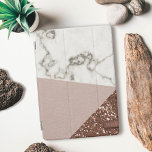 Faux Ro Guld Glitter,  Rosa Marble Monogram iPad Mini Skydd<br><div class="desc">Det är en höger på det här smarta skyddsområdet som händer i party och du är inbjuden att lägga till initialer! Fågelmarmor och lädereffekt i rosa med glitter i ro guld. Observera att allt detta är en tryckt effekt - inga rosa djur, marmorerade kritiker eller ro guld glitter skadades i...</div>
