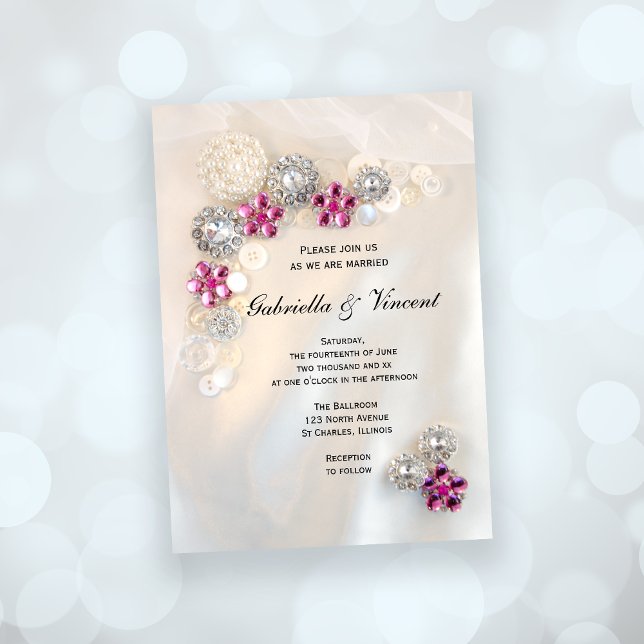 Faux Rosa Diamond and White Pearl Buttons Bröllop Inbjudningar (Invite guests to your elegant marriage with the pretty Pink Diamond Buttons Wedding Invitation.)