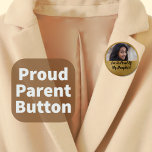 Faux Shimmer Guld Proud Parent Studenten Photo Knapp<br><div class="desc">Visa världen att du är stolt över din student! Knappen Monogram faux shimmer guld,  fotot studenten. Lägg till ditt favoritfoto och bära en knapp på en ceremoni och studentfest i studenten!</div>