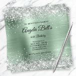 Faux Shiny Silver Glitter Blek Mint Foil Monogram Inbjudningar<br><div class="desc">En glamorös engrammad 40-årsinbjudan till henne. Faux sparkly silver glitter med gnistor mot en modern grönt i munnen med faux-blek borstad bild av metall. Du kan anpassa det svarta och vita calligrafmonogrammet i finare i mitten. All sparsam och glansig inslag i denna moderna gigantiska design är digital grafik.</div>