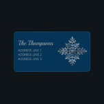 Faux Silver Foil Snowflake on Blue (not Real Foil) Adressetikett<br><div class="desc">Desteis ursprungliga utformning av en dekorativ snöflake i faux silver-grått-folie struktur på blå bakgrund färg. Det finns också två anpassningsbara textområden. OBS! Designen är en digitalt skapat image som kommer att skrivas ut på produkten.</div>