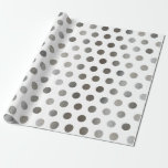 Faux Silver Glitter och White Medium Polka Dot Presentpapper<br><div class="desc">Lägg dina gåvor i stil med den här faux silver glitter och vit polka dots som är papprare.  Underbar för julklappar och party-gåvor och babyduschar.</div>