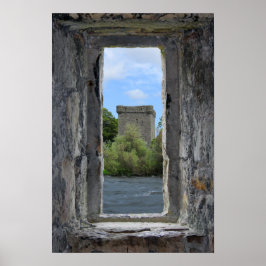 Faux Stone Window som ramar en skotsk slott Poster