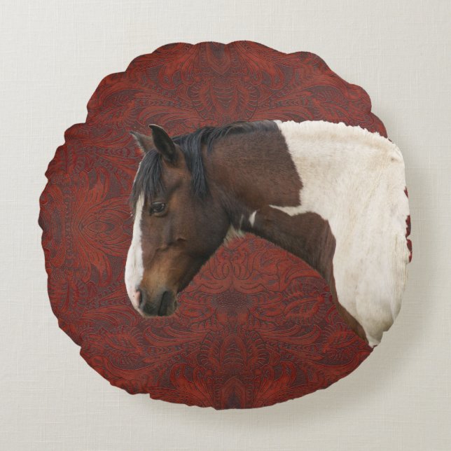 Faux Tooled-Leather & Indian Paint Pinto Stallion Rund Kudde (Framsidan)