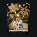Faux Wood Guld Glitter Snöflingor Fotojul Magnet<br><div class="desc">Fira helgdag med anpassadets fotojulmagnet! Med den här magneten får du perfekt att fånga dina favoritfeststunder och du kan skapa en unik keepé som visar familjens glädje och kärlek under julhelgen. Den har guld glitter snöflingor och stjärnor på en faux-träbakgrund. Anpassa genom att lägga till information. Anpassadets magnet ger en...</div>