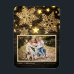 Faux Wood Guld Glitter Snöflingor Fotojul Magnet<br><div class="desc">Fira helgdag med anpassadets fotojulmagnet! Med den här magneten får du perfekt att fånga dina favoritfeststunder och du kan skapa en unik keepé som visar familjens glädje och kärlek under julhelgen. Den har guld glitter snöflingor och stjärnor på en faux-träbakgrund. Anpassa genom att lägga till information. Anpassadets magnet ger en...</div>