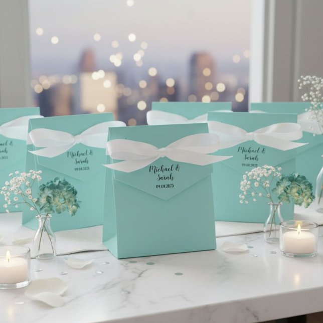 Favor boxes with satin ribbon and your names presentaskar (Skapare uppladdad)