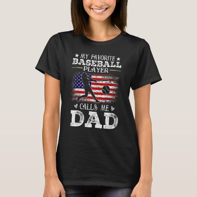 Favorite Baseball Player Calls Me Dad USA Flag Fat T Shirt (Framsida)