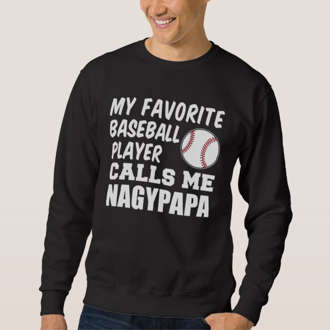 Favorite Baseball Player Calls Me Nagypapa Hungari Lång Ärmad Tröja (Framsida)