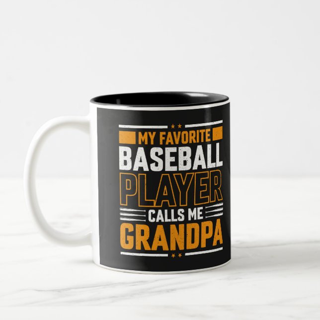 Favorite Baseball Player kallar mig Grandpa Två-Tonad Mugg (Vänster)