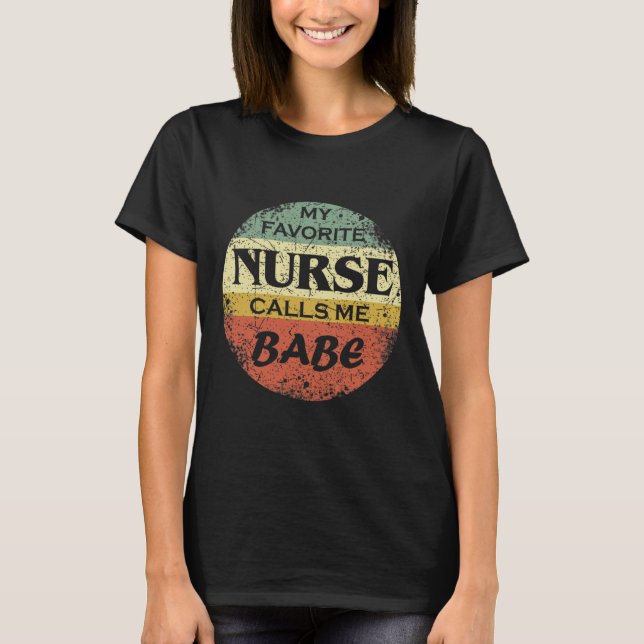 Favorite Nurse ringer mig Babe T Shirt (Framsida)
