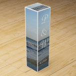 Favoriter för Beach och Sand Monogrammed Bröllop V Vinlåda<br><div class="desc">Söt oceanen, Vin eller Champagne Vin Box bröllopsförmån. Anpassa med Bride & Grooms första Namn-datum och Bröllop-datum (i ställe i min exempeltext). Blåhavsvattnet som krossar vågar i sandstranden och fluffa vita moln mot söt blå himmel kommer att se vackert ut på dina favoriter i Vinet Bröllopreception (eller för en annan...</div>
