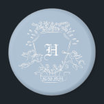 Favoriter för Dusty Blue Monogram Baby Shower Magnet<br><div class="desc">Vi presenterar vår charmerande Dusty Blue Monogram Vapensköld Magnet,  ett härligt tillägg till varje babydusch eller baptism-gåva. Denna magnet tjänar inte bara som en keepé från babyduschen utan också som en praktisk fråga som kan användas långt efter firande,  och som påminner mottagarna av det glada tillfälle.</div>