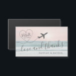 Favoritmagnet Kärlek & tack Beach Wedding<br><div class="desc">Beach destination bröllop med liten mini magnet-förmån (storleka på ett affärskort) med en personlig logotyp av hjärtflygplan i monogrammet över en rosa solnedgång på en sandstrand med vinkar havssand och modern "kärlek och tack"-offertdesign. Klicka på "Anpassa ytterligare" om du vill ha avancerad redigering av designen, t.ex. att ändra färg, teckensnitt...</div>