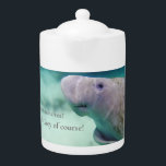 Favoritmana-te? Earl Grått, naturligtvis! Manatee<br><div class="desc">Mana-tekanna för ditt favoritte - som uppenbarligen måste vara Earl Grått för att hedra våra älskade manater! Det här är min digitala konsthandling. Jag donerar 10 procent av försäljningen på alla mina manatee-tematiska artiklar till Spara av Manatee-Klubben. 🩵</div>