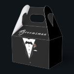 Favoritruta för anpassade Groomsman Presentaskar<br><div class="desc">Anpassadet Groomsman Favor Box-design har en tuxedo-design som huvuddesign. "Groomsman" i ord kan ändras till "Best Man,  Usher eller annat. Ordna tillsammans med att samordna "Bride"-utformningen,  ersätt ordalydelsen med par namn,  och du har perfekt bröllop eller duschfavörer.</div>