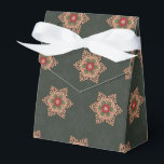 Favoritruta för Holly Star-Grönt Presentaskar<br><div class="desc">Den här festen och eleganten mönster lägger till en gammal charm till dina helgdag. Den roliga stjärnan påminner om en keltisk design. Bakgrunden har en subtil utformning av naturen och snöflingor som inspirerats av löv. Färg och holly-teckningar i den här designen koordinerar med hela delar i Yuletide Blessings-samlingen. Detta ger...</div>