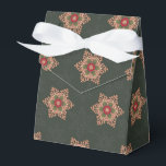 Favoritruta för Holly Star-Grönt Presentaskar<br><div class="desc">Den här festen och eleganten mönster lägger till en gammal charm till dina helgdag. Den roliga stjärnan påminner om en keltisk design. Bakgrunden har en subtil utformning av naturen och snöflingor som inspirerats av löv. Färg och holly-teckningar i den här designen koordinerar med hela delar i Yuletide Blessings-samlingen. Detta ger...</div>