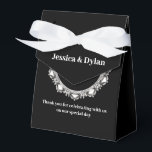 Favoritruta för Party-behandling Presentaskar<br><div class="desc">Den här partikortappen visas i en elegant svart och vitt färg med en gnistra med diamant i framkanten. Anpassa det här objektet och ändra exempeltexten till din egen med den här mallen. Tips! Lägg till dina underbara behandlingar och lägg till lite festligt band.</div>