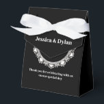 Favoritruta för Party-behandling Presentaskar<br><div class="desc">Den här partikortappen visas i en elegant svart och vitt färg med en gnistra med diamant i framkanten. Anpassa det här objektet och ändra exempeltexten till din egen med den här mallen. Tips! Lägg till dina underbara behandlingar och lägg till lite festligt band.</div>