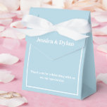 Favoritruta för Party-behandling Presentaskar<br><div class="desc">Den här partyrans favoritruta visas i en elegant blå dimma och vit färg. Anpassa det här objektet och ändra exempeltexten till din egen. Tips! Lägg till dina underbara behandlingar och lägg till lite festligt band.</div>