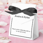 Favoritruta för Party-behandling Presentaskar<br><div class="desc">Den här partiförmånsrutan visas i en elegant svart och vitt färg. Anpassa det här objektet och ändra exempeltexten till din egen. Tips! Lägg till dina underbara behandlingar och lägg till lite festligt band.</div>