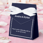 Favoritruta för Party-behandling Presentaskar<br><div class="desc">Den här partiförmånsrutan visas i en elegant marin blå och vit färg. Anpassa det här objektet och ändra exempeltexten till din egen. Tips! Lägg till dina underbara behandlingar och lägg till lite festligt band.</div>