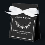 Favoritruta för Party-behandling Presentaskar<br><div class="desc">Den här partikortappen visas i en elegant svart och vitt färg med en gnistra med diamant i framkanten. Anpassa det här objektet och ändra exempeltexten till din egen med den här mallen. Tips! Lägg till dina underbara behandlingar och lägg till lite festligt band.</div>