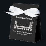 Favoritruta för Party-behandling Presentaskar<br><div class="desc">Den här partikortappen visas i en elegant svart och vitt färg med en gnistra med diamant i framkanten. Anpassa det här objektet och ändra exempeltexten till din egen med den här mallen. Tips! Lägg till dina underbara behandlingar och lägg till lite festligt band.</div>