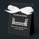 Favoritruta för Party-behandling Presentaskar<br><div class="desc">Den här partikortappen visas i en elegant svart och vitt färg med en gnistra med diamant i framkanten. Anpassa det här objektet och ändra exempeltexten till din egen med den här mallen. Tips! Lägg till dina underbara behandlingar och lägg till lite festligt band.</div>